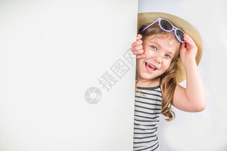 可爱的小微笑女孩戴着夏天的帽子图片
