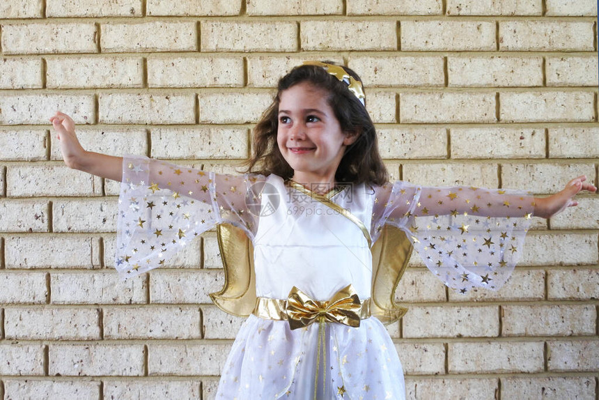 年轻的犹太女青年在普里姆犹太节日穿着天使服装真正的图片
