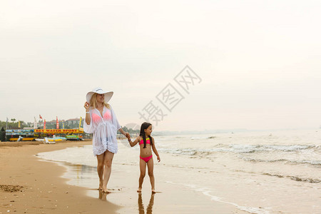年轻母亲和女儿在沙滩玩耍图片