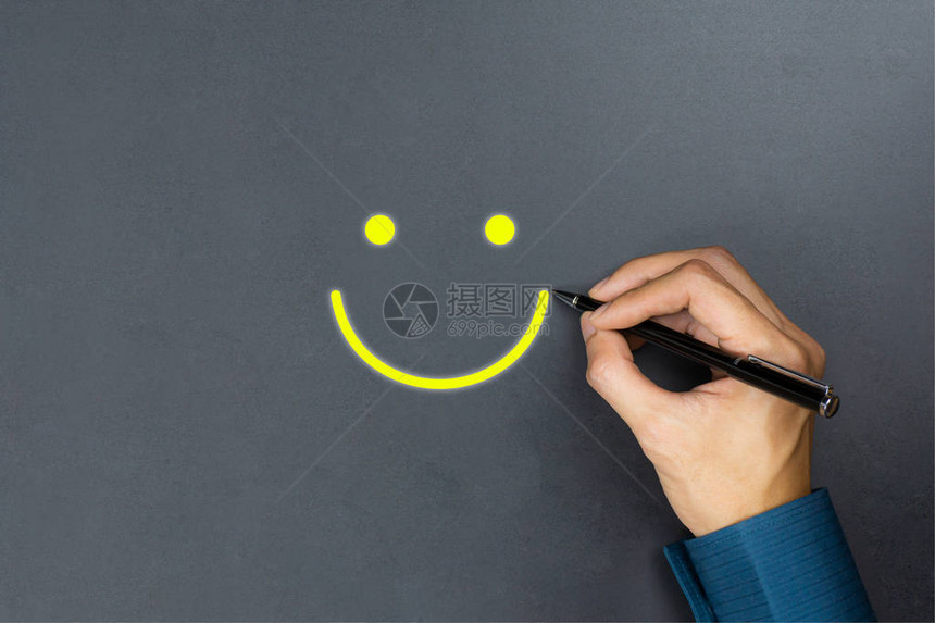 概念客户对调查的回应使用钢笔的客户在黑板上写下笑脸微笑图标表示客户非常满意服务体图片