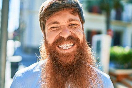 棕色长胡子的商务男性图片