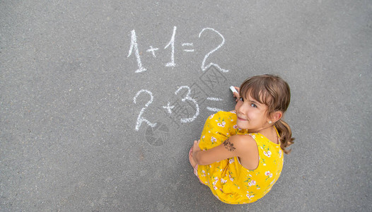孩子在人行道上写数学选图片