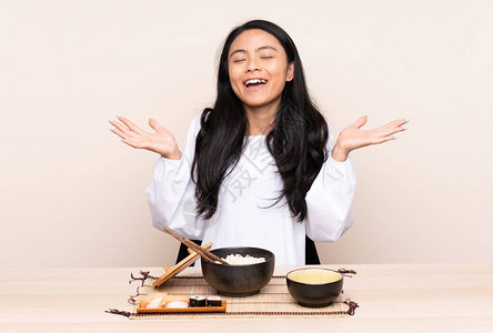 年轻亚洲女孩在吃亚裔食物时图片