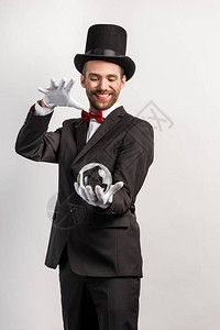 快乐的专业魔术师拿着魔法球图片