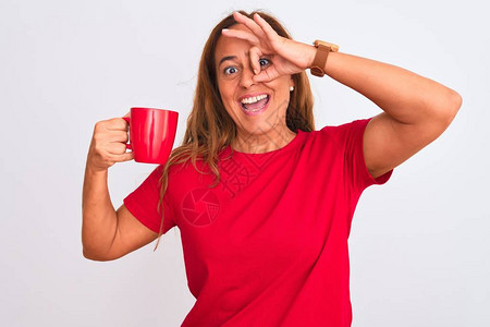 穿着红色T恤的中年妇女端着咖啡杯做着搞怪的动作图片