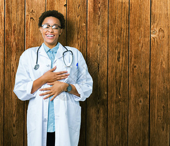 年轻的非洲裔美国医生女人在孤立的背景下穿着医用外套图片