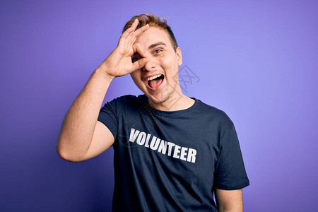 年轻英俊的红发男子穿着志愿者T恤图片