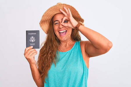 持有美国护照的中年成旅游妇女图片