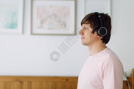 室内戴耳机的年轻人图片