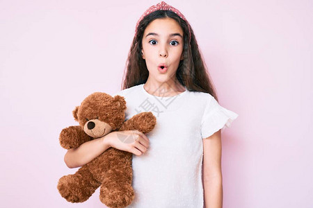抱着泰迪熊的可爱小女孩带着泰迪熊Tedd图片