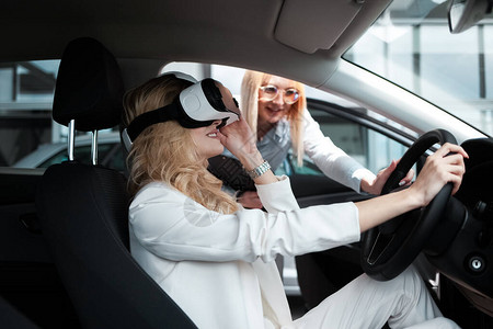 顾问经销商中心向客户展示3D眼镜汽车的新特色c图片