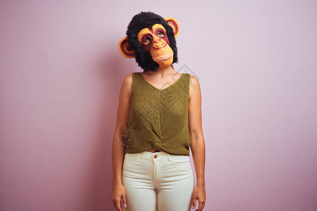 站着穿t恤和猴子面具的女人图片