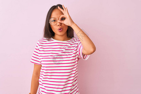 年轻的女人穿着条纹T恤和眼镜图片