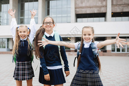 三名穿裙子和高尔夫的校服女学生对课结束图片