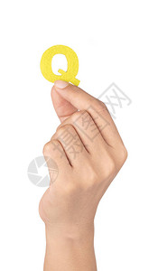 手拿着字母Q是由孤立在白色背景背景图片