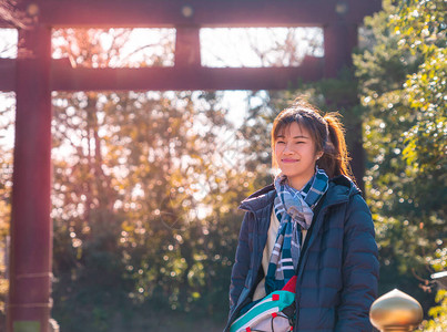 美丽的女人是冬季服装的肖像和日本圣殿神的背景图片