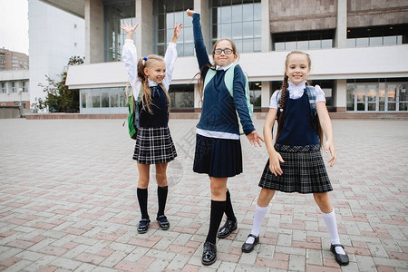 三名穿裙子和高尔夫的校服女学生对课结束图片