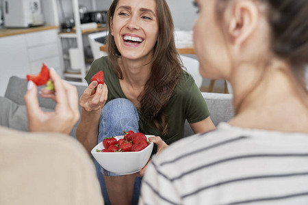 三个朋友聊天吃时令草莓图片