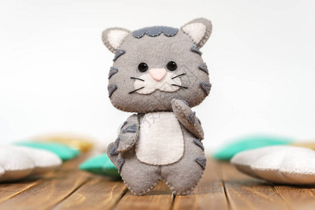 灰色猫咪布制玩偶图片