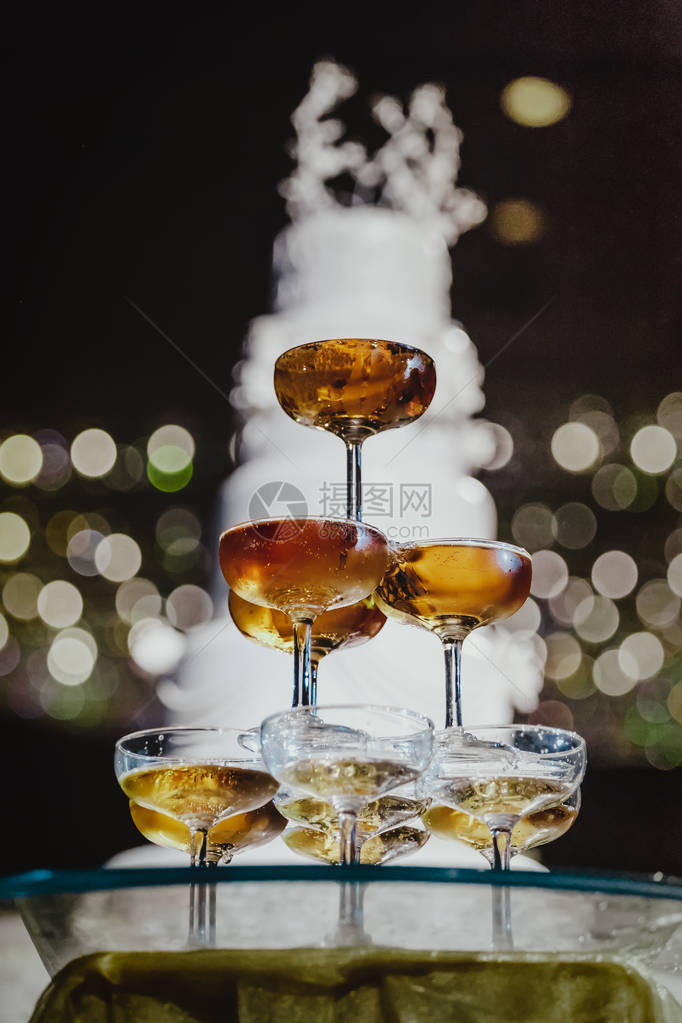 在庆祝婚礼的派对上喝杯香槟有美丽的bokoh背景图片