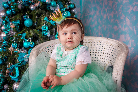 圣诞树的小女孩，假期概念图片