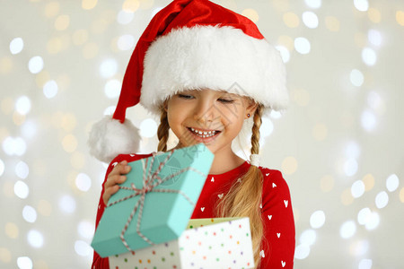 快乐的小孩戴着圣诞帽图片