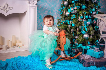 圣诞树的小女孩，新年假期概念图片