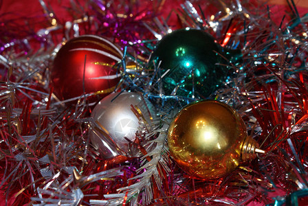 圣诞树上的圣诞球圣诞树的装饰品图片