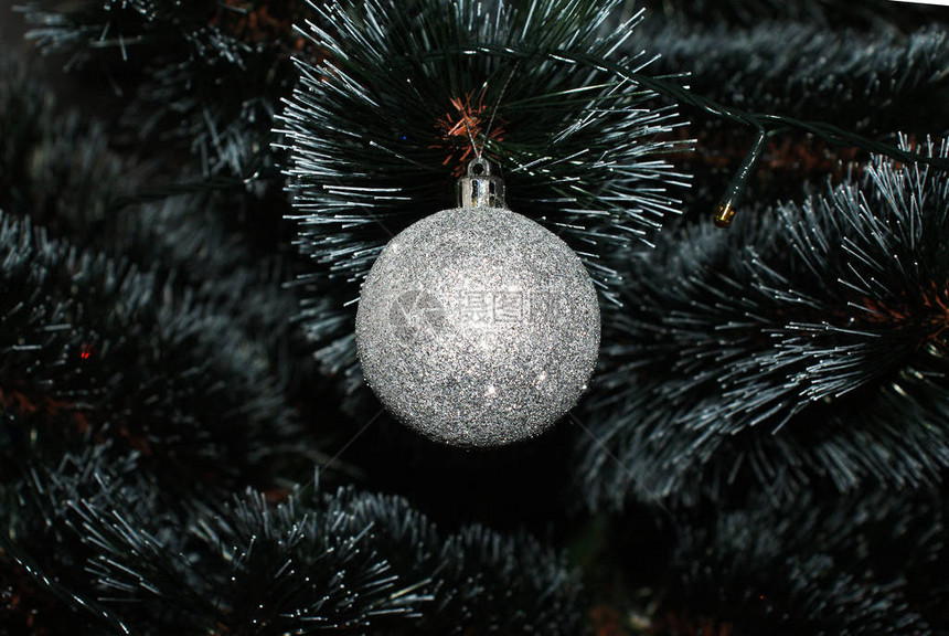 圣诞树上的圣诞球圣诞树的装饰品图片