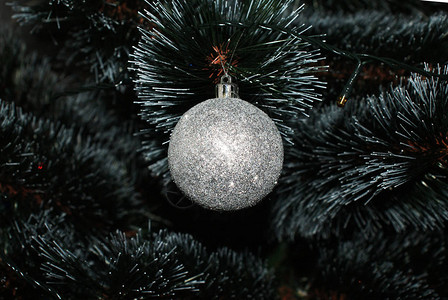 圣诞树上的圣诞球圣诞树的装饰品背景图片