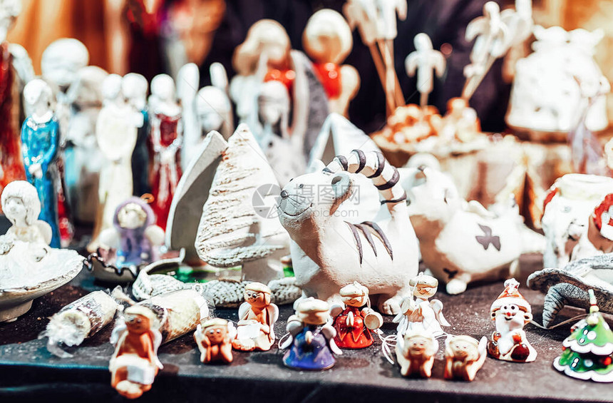 拉脱维亚里加冬季圣诞市场摊位上展示的不同形状大小和风格的图片
