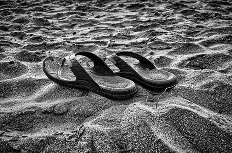黑白沙滩上的丁字裤图片
