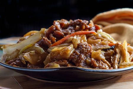 新鲜的炒牛肉饼用大米饭卷图片