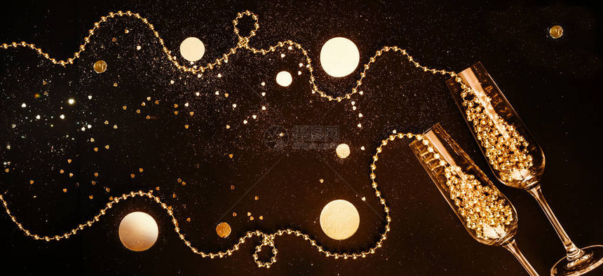 香槟杯上装满了金饰品在黑色闪发光的背景中庆祝最起码的圣诞晚会海报复图片