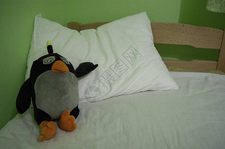 晚安枕头上的一只软玩具企鹅邀请他今图片