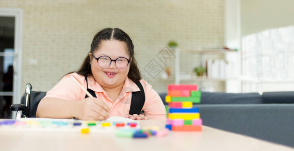 自闭症女孩练习写自己的名字自闭症或失语症儿童图片