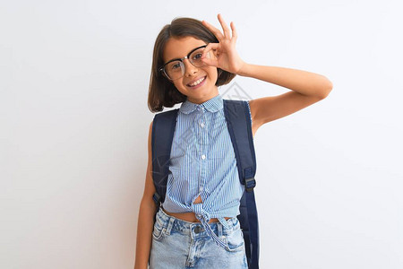 美丽的学生女孩穿着背包和眼镜图片