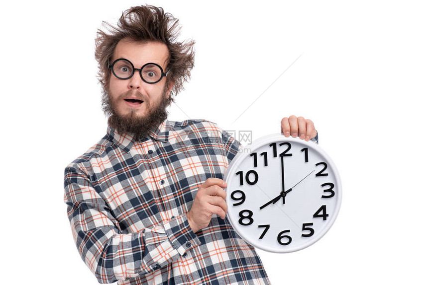 疯狂的胡子男在格子衬衫与滑稽理发在眼镜拿着大时钟图片