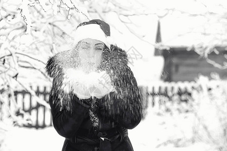 美丽的女孩在冬天的雪天户外图片