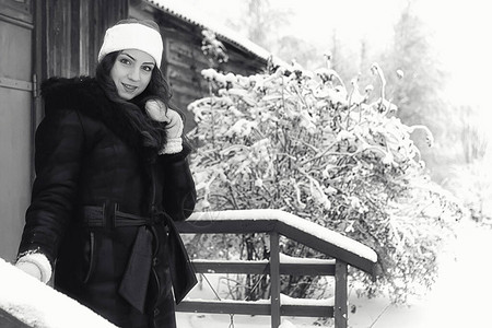 美丽的女孩在冬天的雪天户外图片