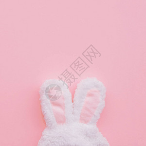粉色画面背景的有趣的兔子耳朵图片