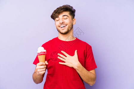 拿着冰淇淋的阿拉伯青年男子大喊叫地笑出来图片