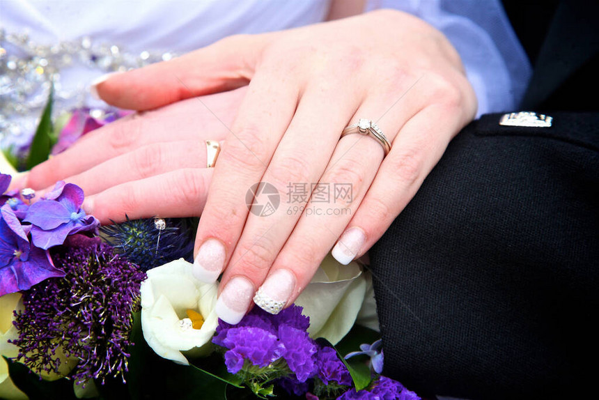 新娘和新郎结婚戒指图片
