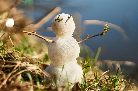 草地上的雪人是用初夏的最后一场雪做的冬天结束和夏天和春天开图片
