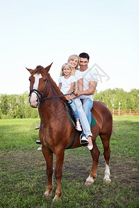 家庭骑马图片
