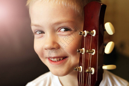 正面的男孩儿和吉他快乐的图片