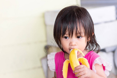吃香蕉的可爱女孩图片