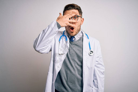蓝眼睛的年轻医生穿着医用外套和听诊器图片