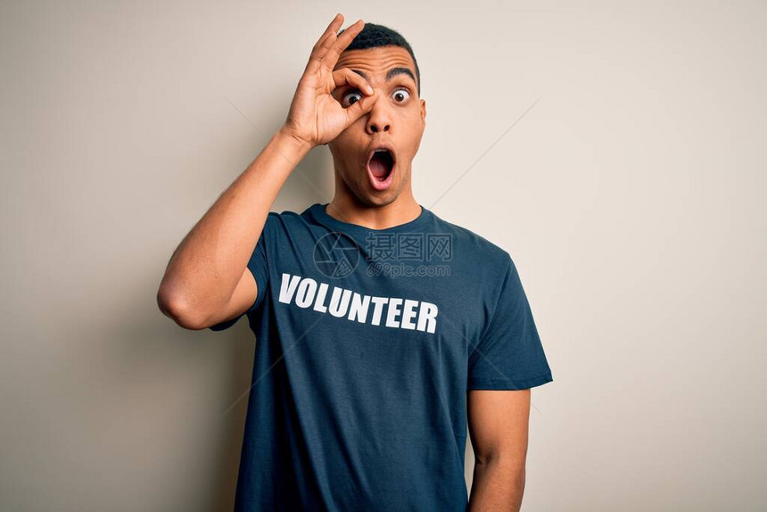 身穿T恤的年轻英俊的非洲男子自愿参加志愿运动图片
