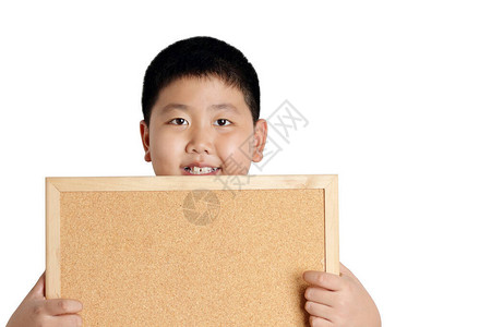 亚洲男孩手持棕色木头标志有写信息的空间白色背景剪切部件图片